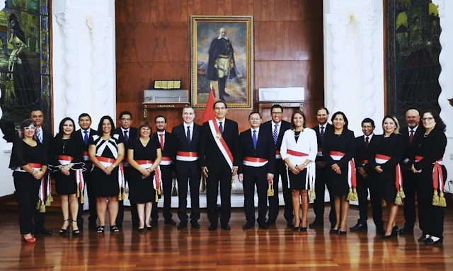 Nuevo Gabinete de Ministros liderado por Salvador del Solar, reemplaza al de César Villanueva. Juramentaron ante Martín Vizcarra en el Palacio de Justicia.