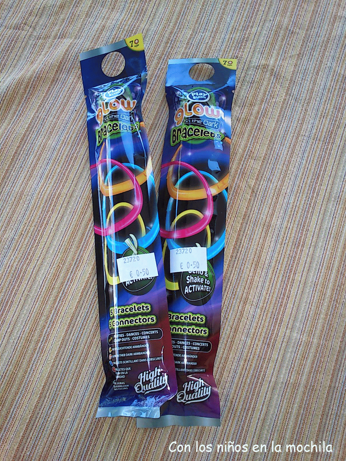 Pulseras que brillan en la oscuridad - Con los niños en mochila