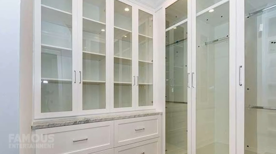 27 Interior Design Photos vs. Margot Robbie's CA Homes In Venice Beach & Hancock Park