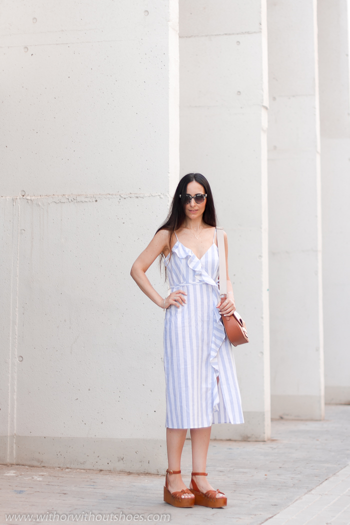 Blogger influencer con ideas de look con vestido midi de lino para vestir verano paseo oficina