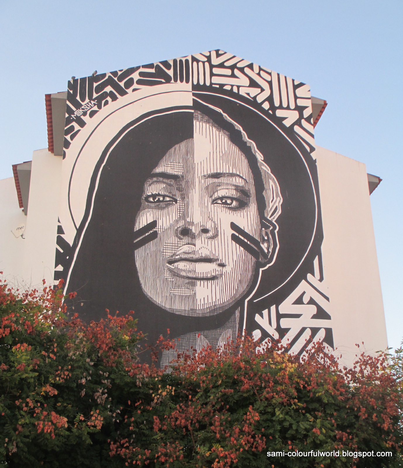 COLOURFULWORLD Monday Mural Black or White