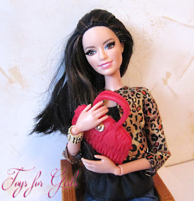 Барби Ракель с модной сумкой в шарнирных руках. Серия Barbie Style