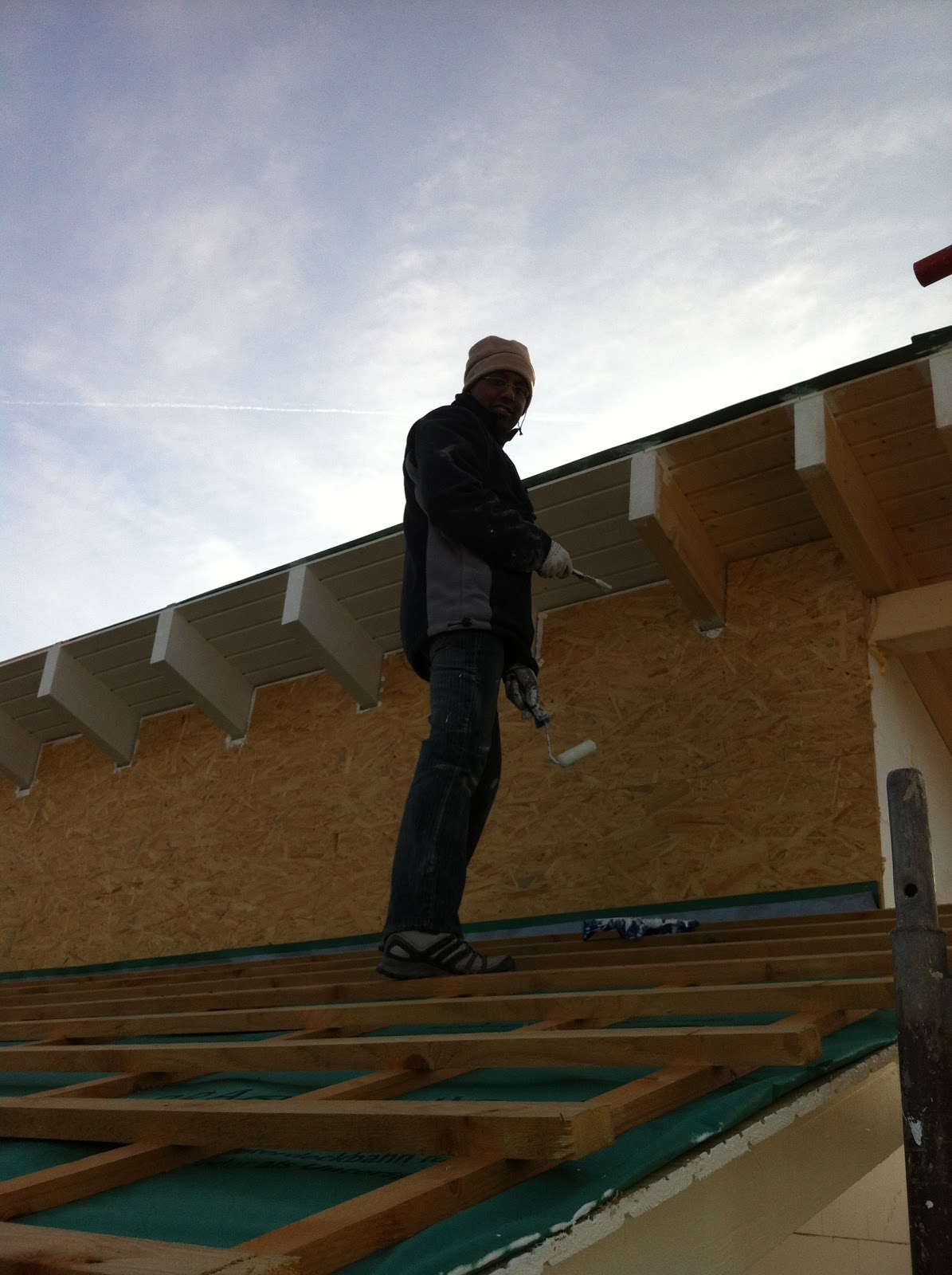 Vero und Thomas Hausbaublog: Eigenleistung: Dachüberstände streichen