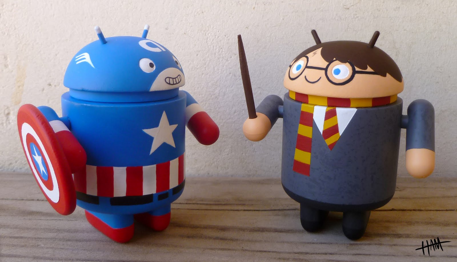 http://2.bp.blogspot.com/-TWQJ7BfKSf4/TiTysTyJYpI/AAAAAAAANSw/kjJuyt_5STw/s1600/San+Diego+Comic-Con+2011+Exclusive+Captain+America+%2526+Harry+Potter+Custom+Androids+by+Gary+Ham.jpg