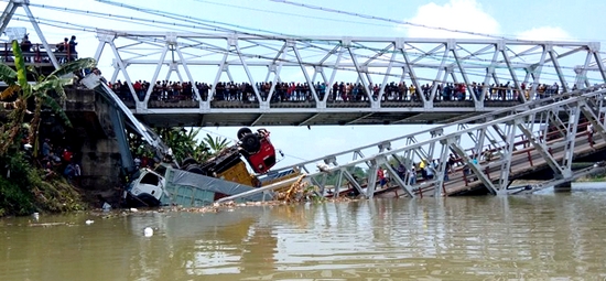 Jembatan Widang-Babat Ambruk, Arus Lalin Arah Surabaya Macet Parah