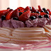  PAVLOVA DE FRESAS Y ARÁNDANOS