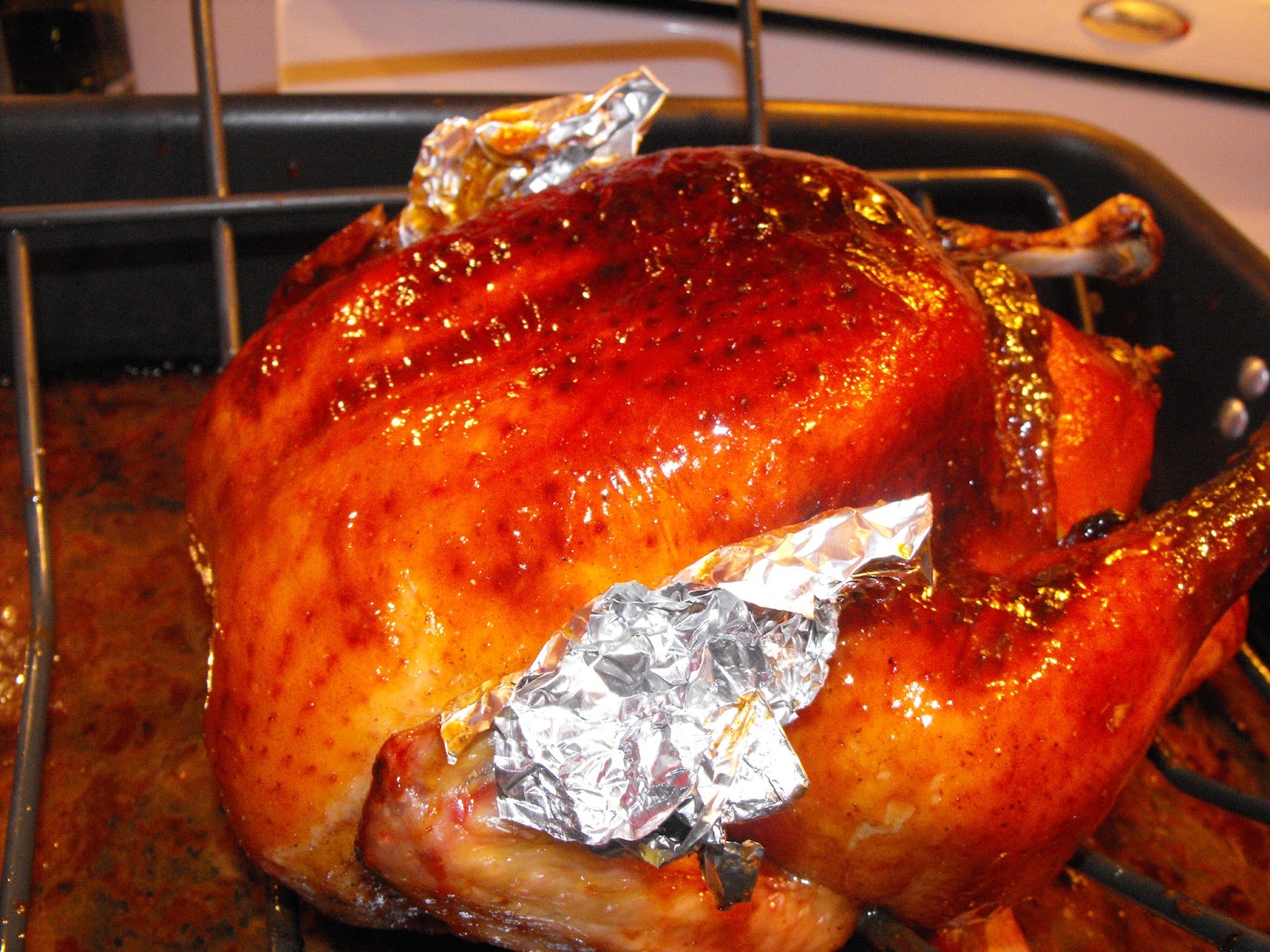 курица в духовке. курица в духовке. курица в электро духовом шкафу. курица в рукаве в духовке. курица в духовке на соли целиком с хрустящей корочкой.
