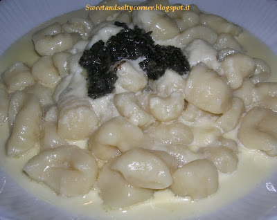 gnocchi con fonduta di fontina e salsa tartufata