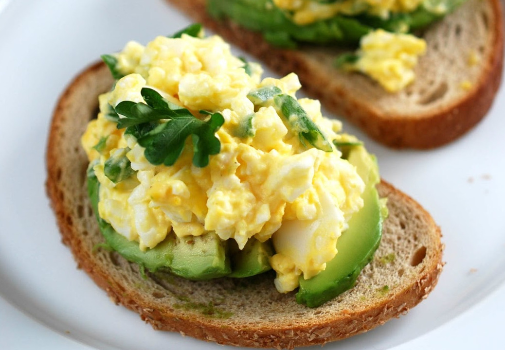 бутерброд с яйцом. сэндвич с авокадо и яйцом. рецепт бутербродов с авокадо и яйцом. бутеры с авокадо и яйцом. бутерброд с авокадо и яйцом.