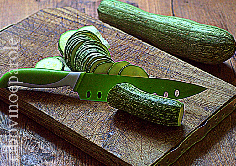 Schiacciata alle zucchine - taglio zucchine -ricetta