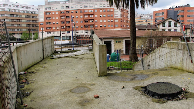 Obras paralizadas de la pasarela sobre la estación de Renfe en Desierto