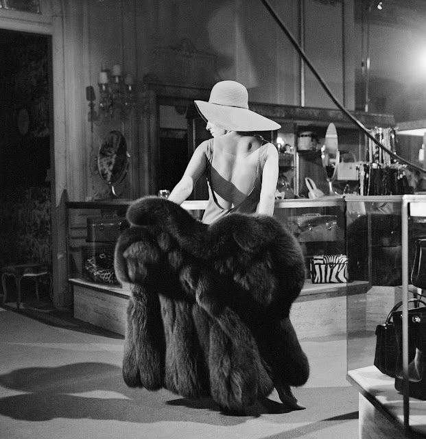 Barbra+Streisand+trying+on+furs+1965