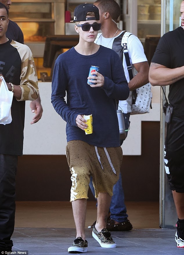 RAW information group: JUSTIN BIEBER WEARING LE SPECS SUNGLASSES