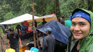 di hutan Medina Kamil, Wanita Tangguh Indonesia yang hobi Mendaki Gunung  Cerita pendaki gunung cantik Medina Kamil, Wanita Tangguh Indonesia yang hobi Mendaki Gunung