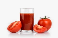 Ilustração com foto de tomate e suco de tomate para saber como fazer