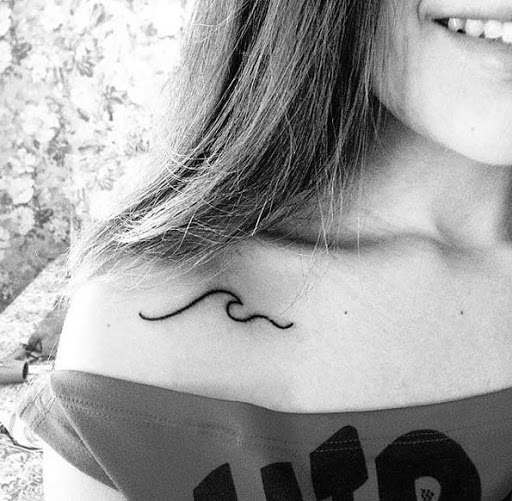 Esta onda da tatuagem no ombro
