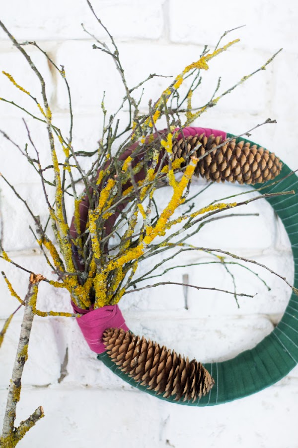 Coronas de Navidad con tela y ramas