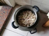 Nemu Usus Ayam di Pasar, Pria Ini Tiba-tiba Digrebek Polisi Begitu Sampai di Rumah, Ternyata Jeroan Unggas yang Dibawanya Menyimpan Maut Nemu Usus Ayam di Pasar, Pria Ini Tiba-tiba Digrebek Polisi Begitu Sampai di Rumah, Ternyata Jeroan Unggas yang Dibawanya Menyimpan Maut