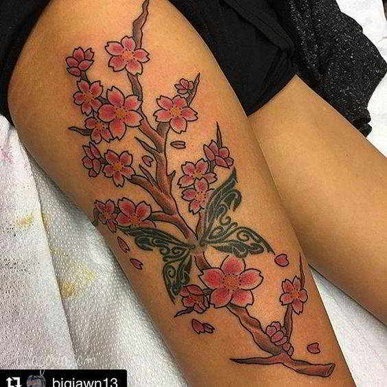 Tatuajes de flores y mariposas en la pierna de una mujer