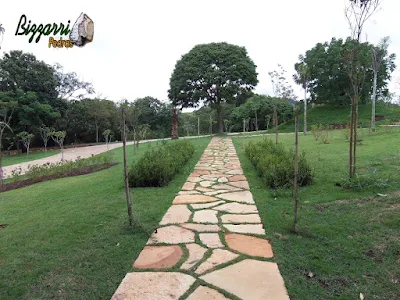 Execução do caminho no jardim com pedra Goiás tipo cacão assentada com juntas de grama com a execução do paisagismo com os canteiros de buxinho e o gramado com grama esmeralda com calçamento de pedra folheta em sítio em Piracaia-SP.