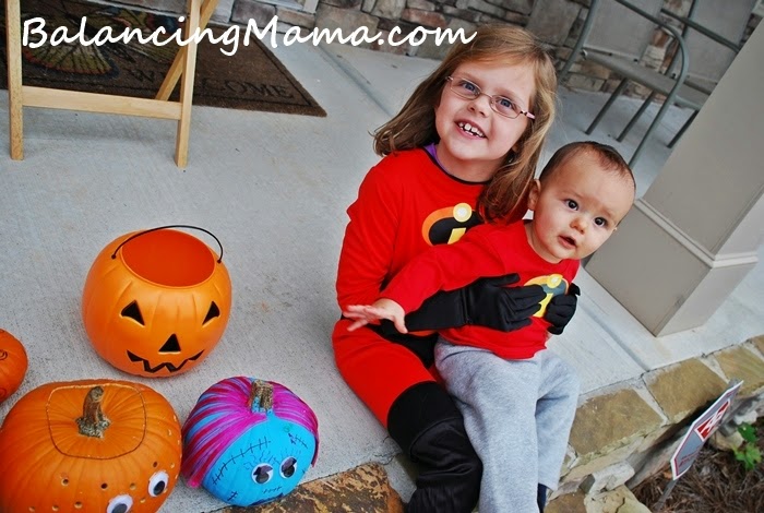 From @BalancingMama: The Incredibles family takes on Halloween #DisneySide