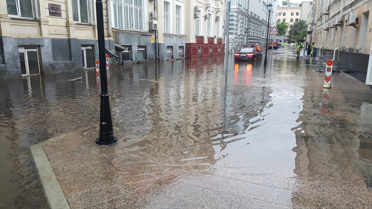 Вода на улице москва. Наводнение 1908 года в Москве. Ливень. Дождь в Москве. Паводок в Москве.