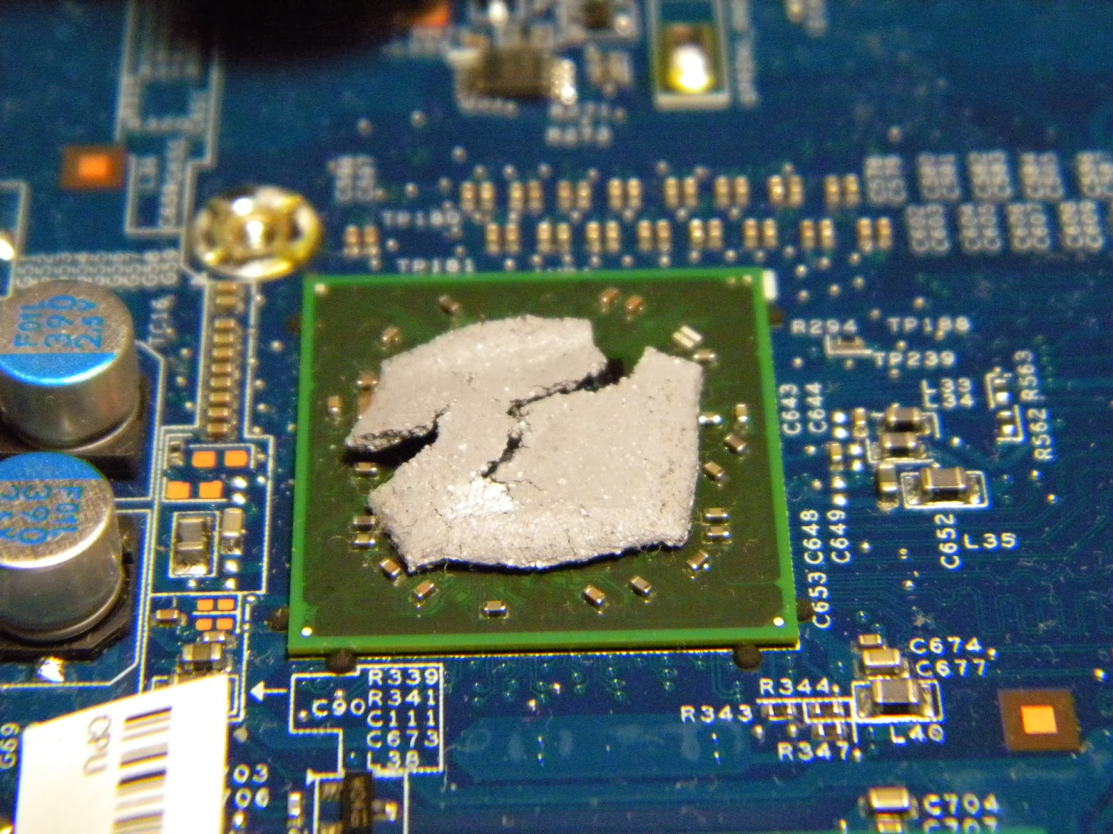 термопаста на чипе. радиатор южного моста. Lenovo g555 расположение северного моста. радиатор северного моста am3+. термопаста южный мост.