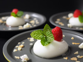Esféricos (o sféricos) de yogur con frambuesas y menta. Cocina molecular básica de la mano de Ferran y Albert Adrià.
