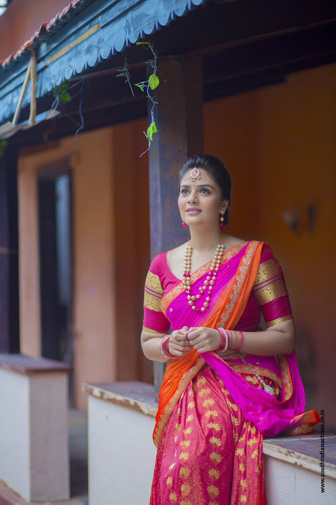 Anchor Sreemukhi in Pink Half Saree