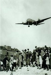 Dulce bombardeo. guerra, golosinas.