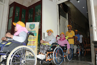 Kinan dan Sofyan Tersenyum Bahagia Terima Kursi Roda Kinan dan Sofyan Tersenyum Bahagia Terima Kursi Roda