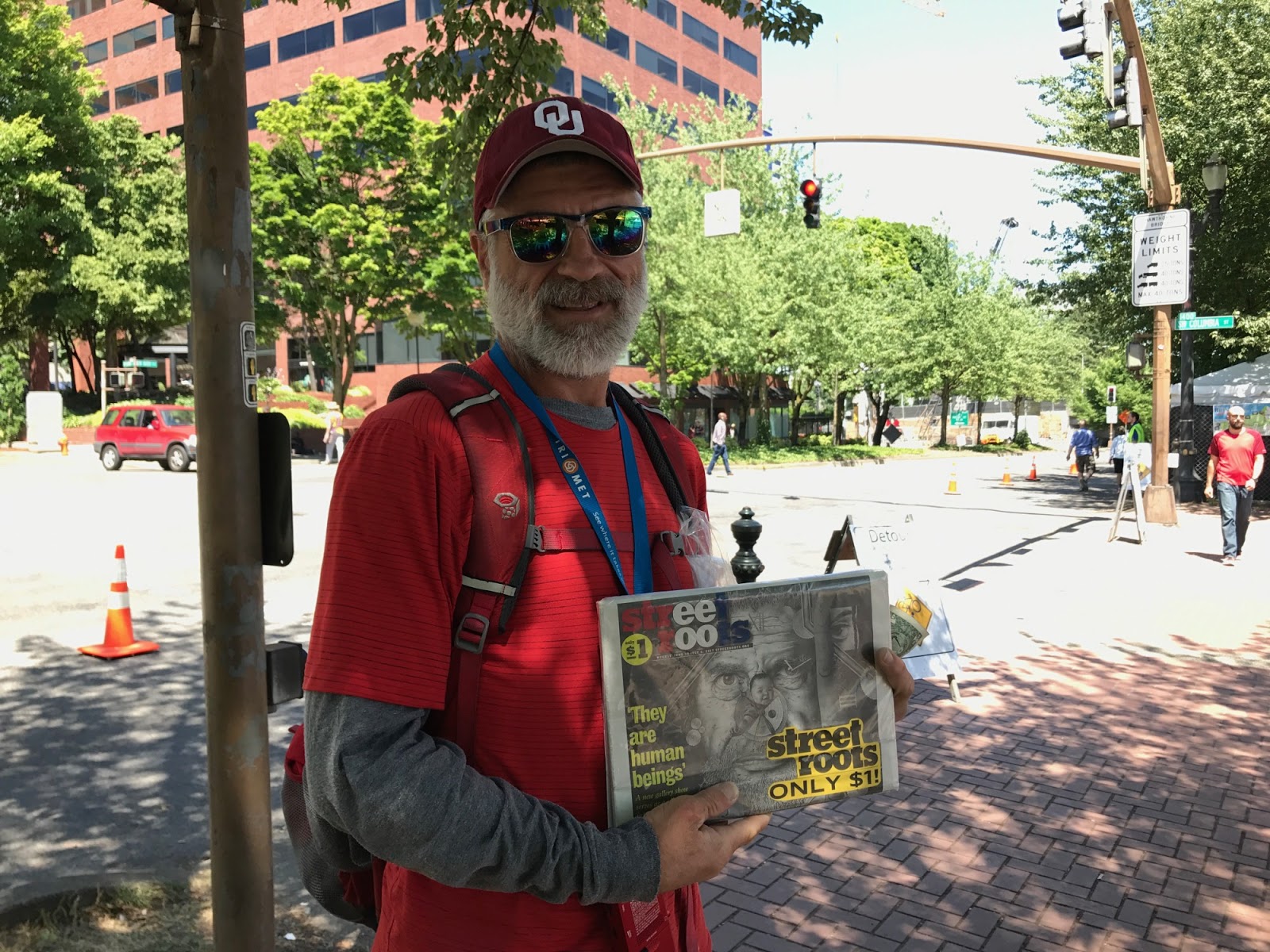 Description of a street at night picture