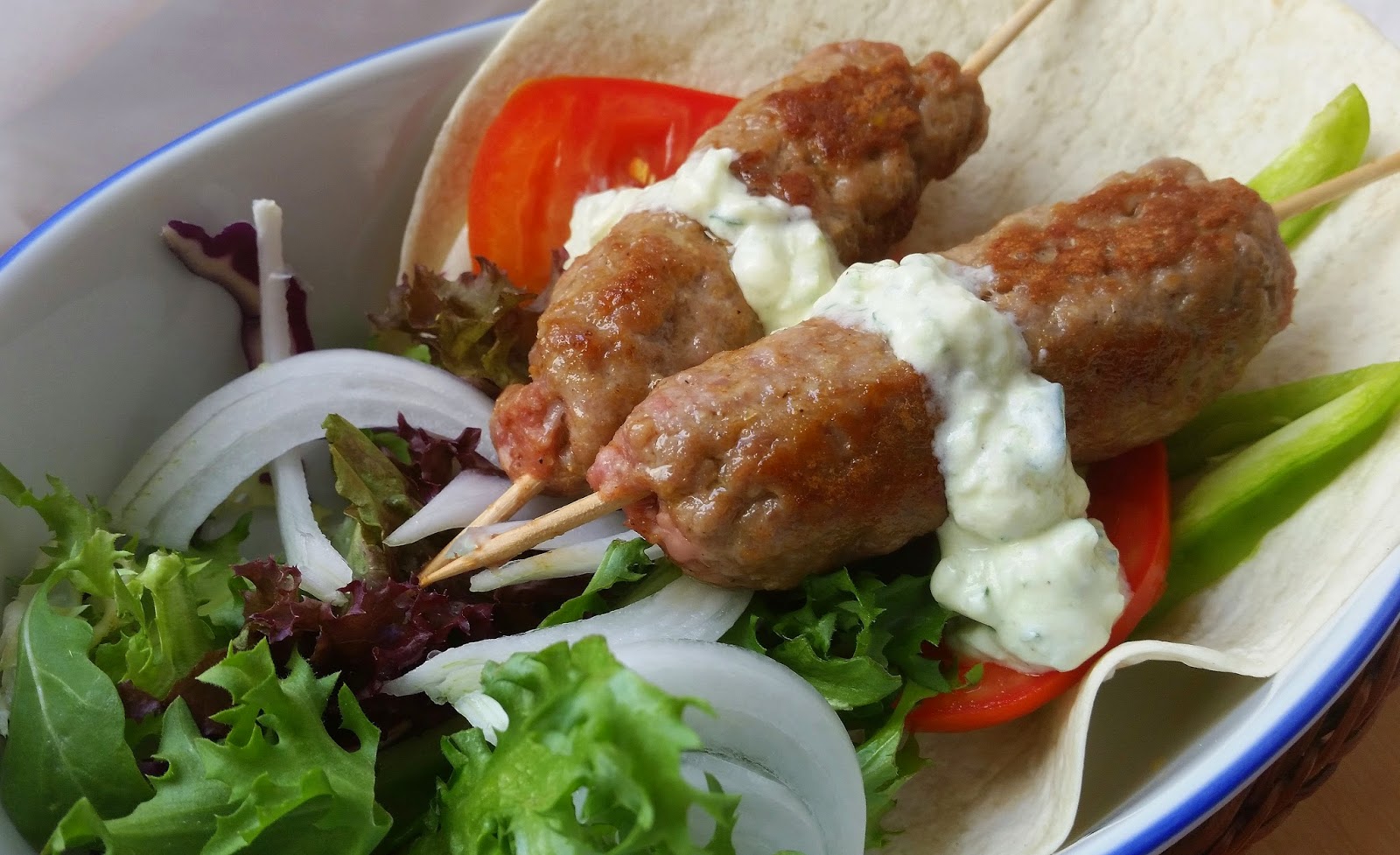 Kebab de cerdo con Salsa Tzatziki Cocinando con las Chachas