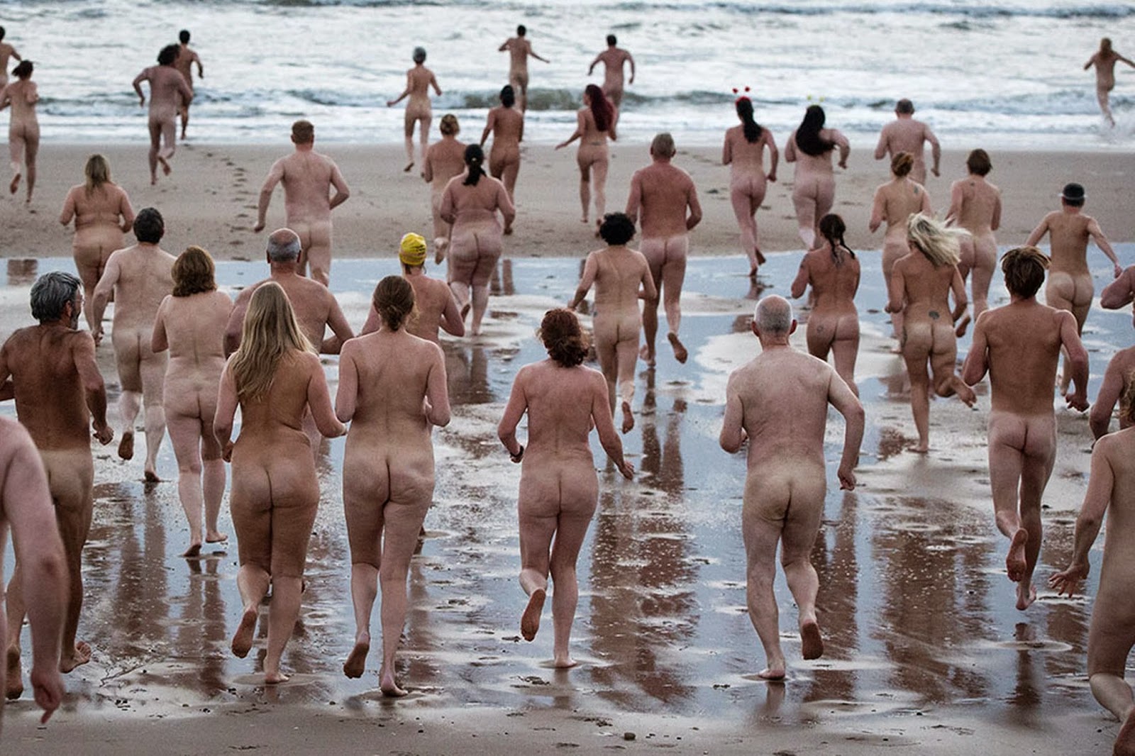 nude-bathers-live