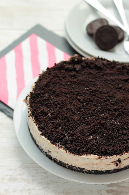 5 Ingredients Oreo Cheesecake, quick and easy to make and to top it all off it's no bake!! www.goodfoodshared.blogspot.com