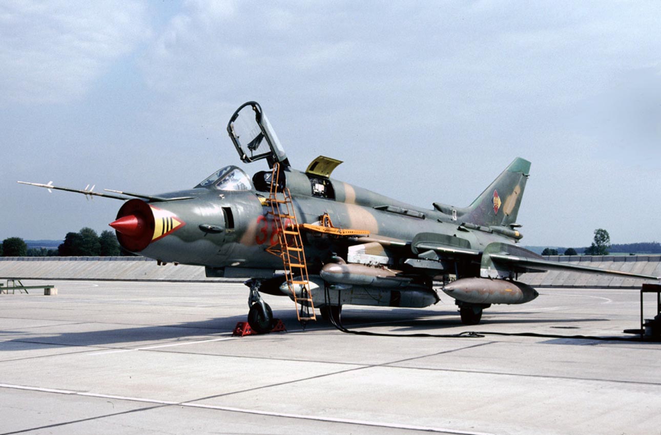 Каб сухой. Су-17м4. Су-17 самолет. Су-17 ВВС ГДР. Су-17 истребитель-бомбардировщик.