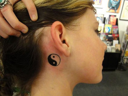 Uma sutil e pequeno Yin Yang tatuagem no pescoço, realmente um tamanho pequeno Yin Yang tatuagem que é perfeito para aqueles que gostam de design clássico e quer mantê-lo simples.