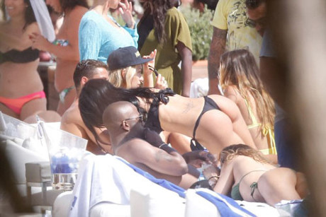 Ronaldo 'khoa moi' va mua cot ben nguoi dep 'nguc khung' - Anh 2