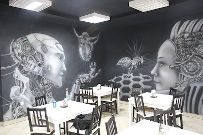 Malowanie ściany w kawiarni LLUBurger w Łukowie, maral 3D świecący w ciemności