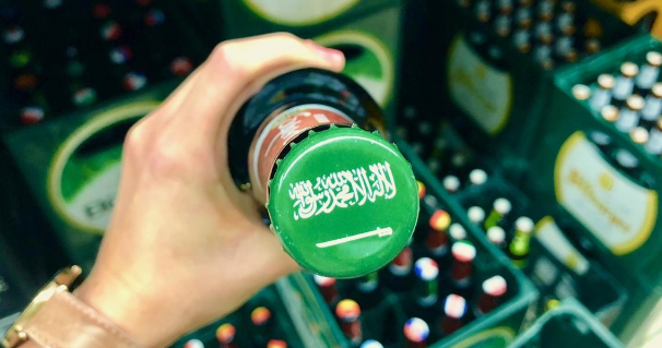 صور شركة ألمانية تضع علم السعودية على زجاجات بيرة