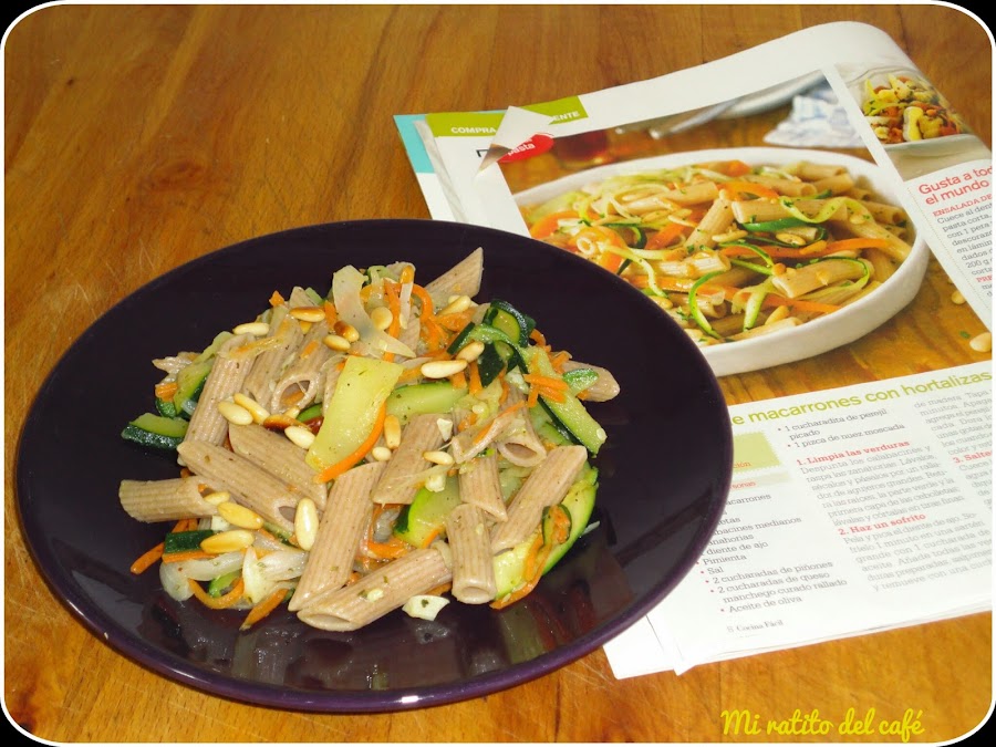 Macarrones con hortalizas y piñones
