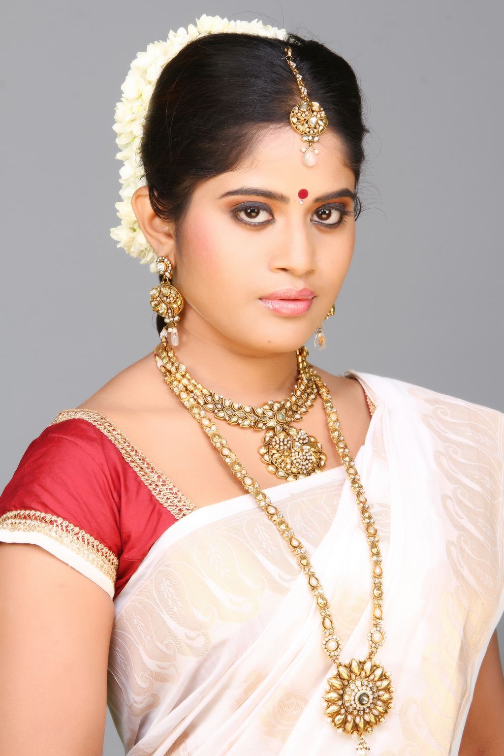 Actresses Rithika Traditional Saree Jewelry wears hot portfolio photo ...