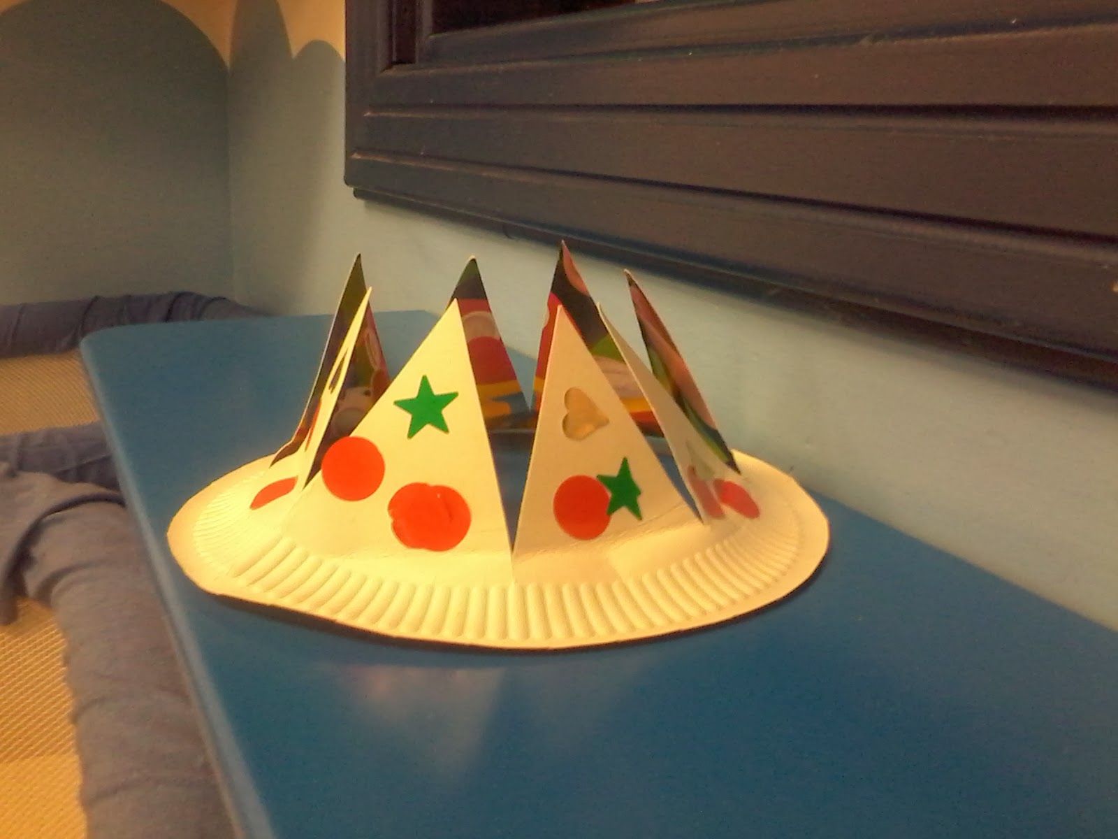 EL ARTE DE EDUCAR: CORONA PARA LOS REYES MAGOS CON PLATOS DE CARTÓN