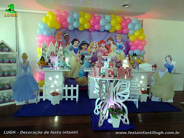 Tema Princesas Disney em decoração provençal para festa infantil
