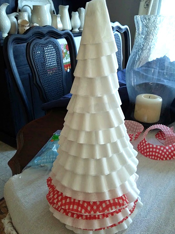 Coffee filter cupcake liner christmas tree at www.diybeautify.com