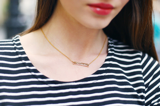 gold necklace DIXI striped blouse złoty subtelny naszyjnik z napisem zbliżenie
