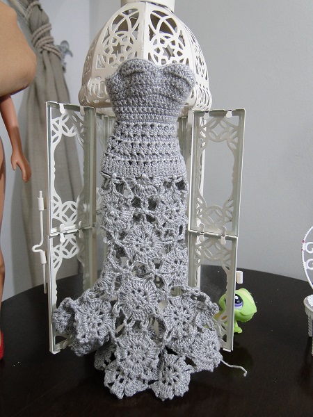 DIY - Croche Para Bonecas Barbie Vídeo Tutorial Vestido de Festa Modelo …   Moldes para vestuário de bonecas, Roupas de crochê para bonecas, Roupas  barbie de crochê