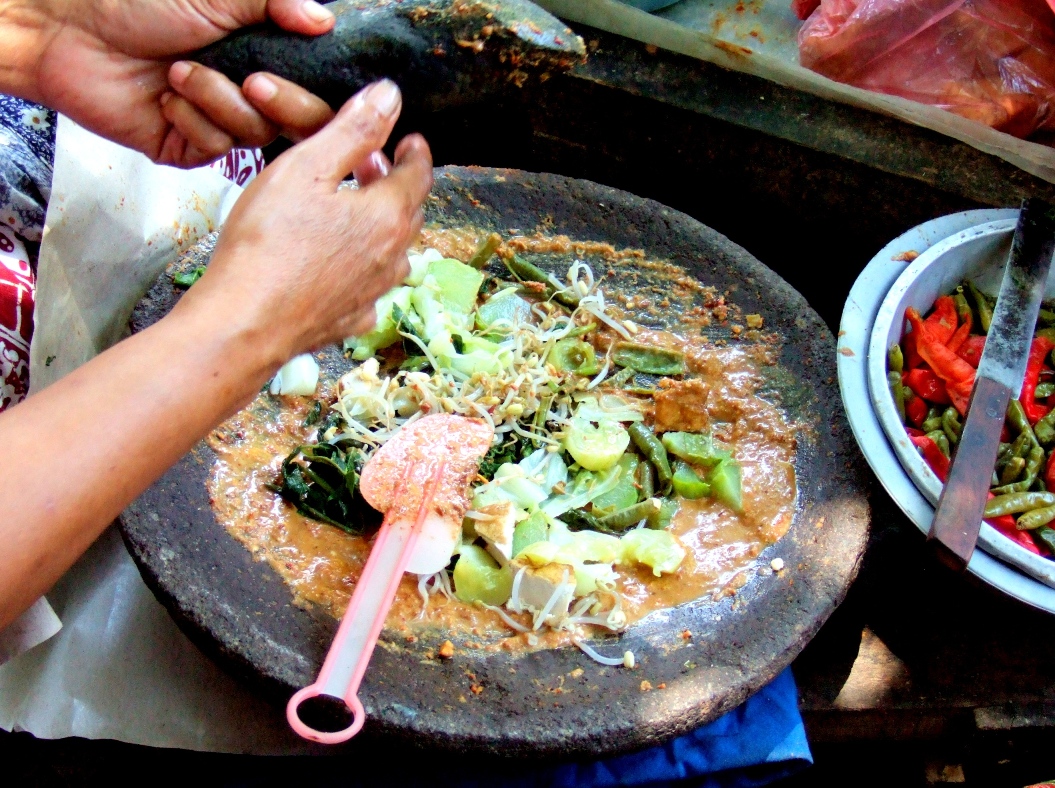Lotek Merupakan Masakan Tradisional Khas Jawa Barat Terbuat Dari Campuran Beberapa Macam Sayuran Yang Direbus Dan Disiram Dengan Sambal Serta Saus Kacang Lotek Merupakan Masakan Tradisional Khas Jawa Barat Terbuat Dari Campuran Beberapa Macam Sayuran Yang Direbus Dan Disiram Dengan Sambal Serta Saus Kacang