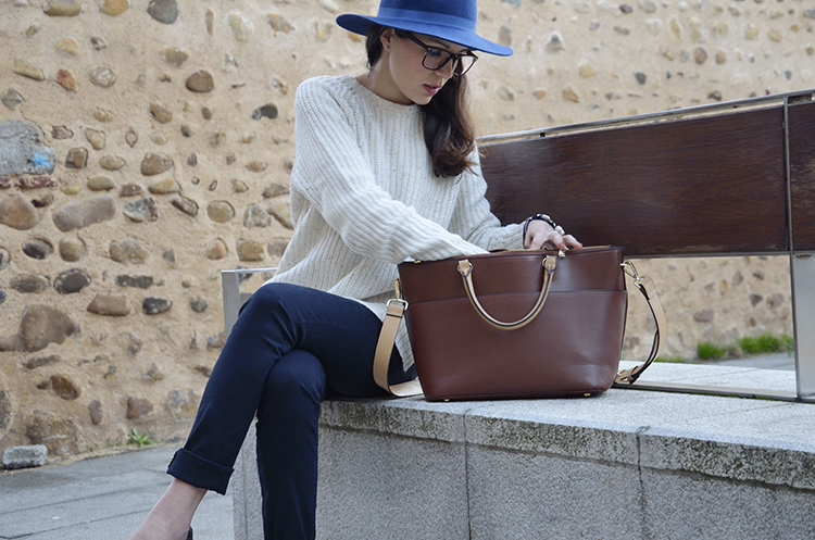 office-look-outfit-oficina-gafas-fedora-working-girl-trends-gallery