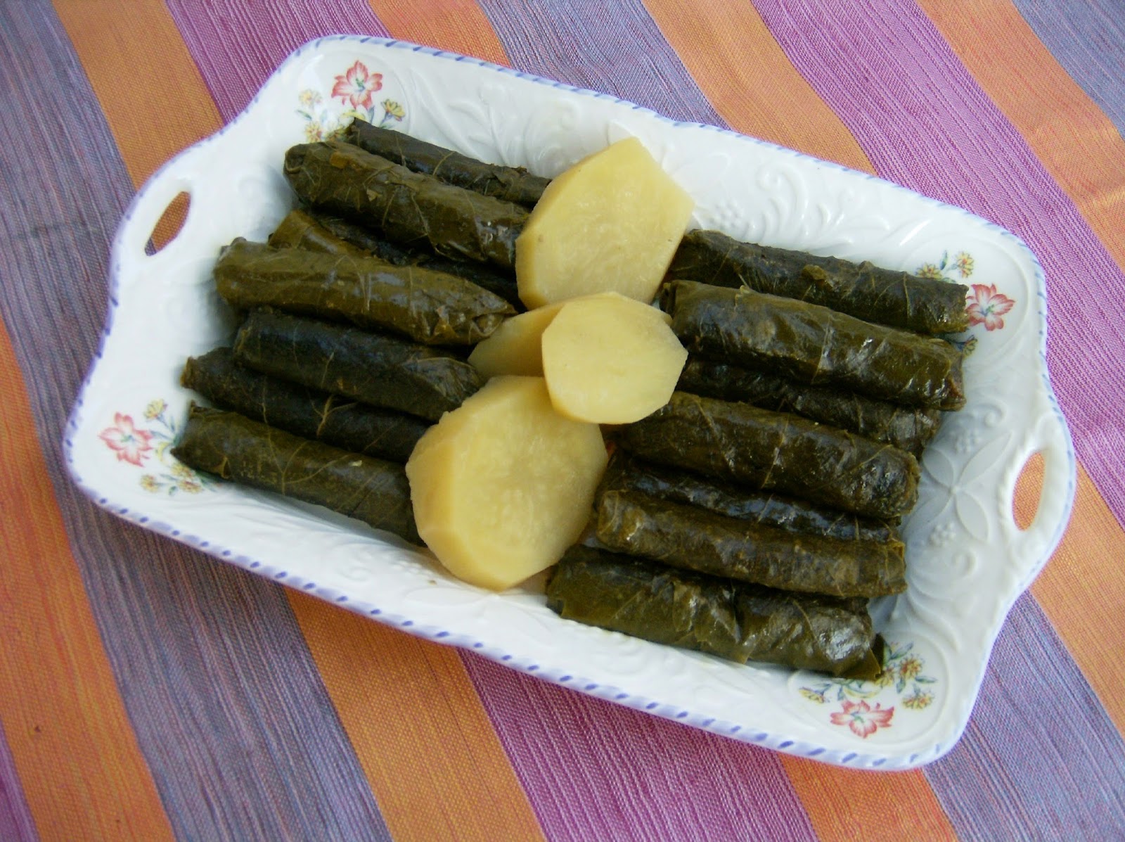 Live to eat Yalanji Vegetable stuffed vine leaves ورق عنب بالزيت يلنجي